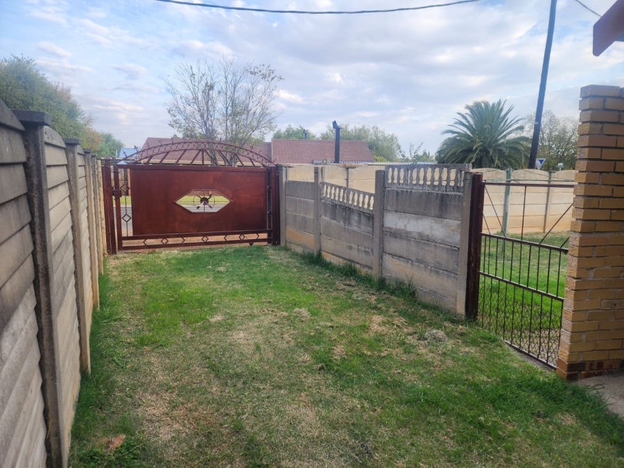 4 Bedroom Property for Sale in Pellissier Free State